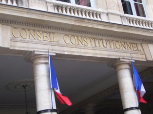 Конституционный совет Франции сегодня вечером вынесет решение по закону о геноцидах