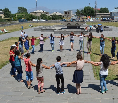 Перед зданием Центра культуры города Ниноцминда был проведен международный день молодежи