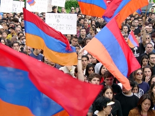 Армяне Франции провели акцию протеста перед турецким стендом на выставке